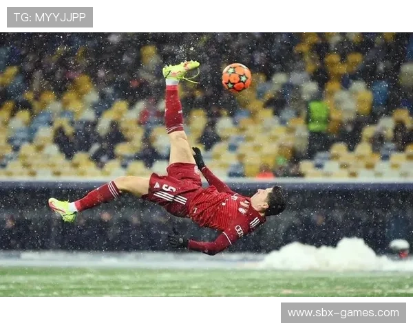 莱万多夫斯基双脚兼备，展现惊人进攻威力